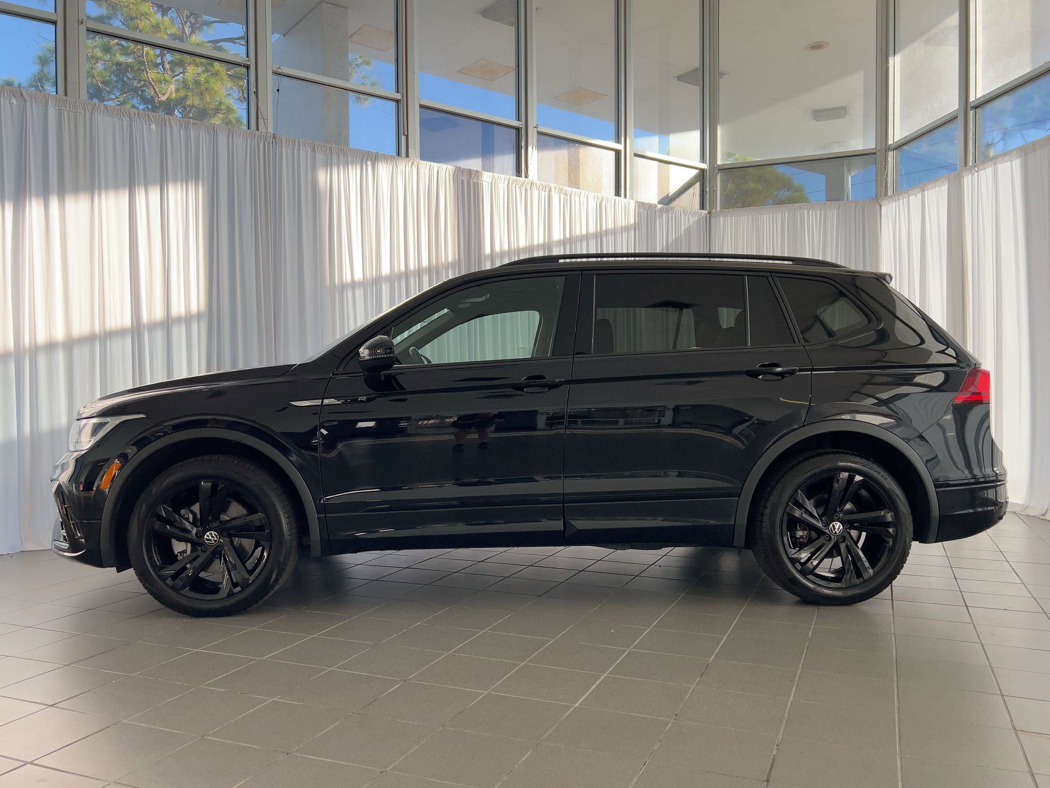 2023 Volkswagen Tiguan SE R-Line Black photo 2