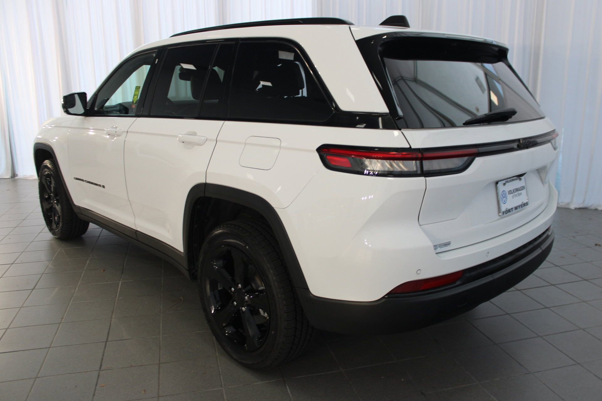 2023 Jeep Grand Cherokee Altitude photo 2