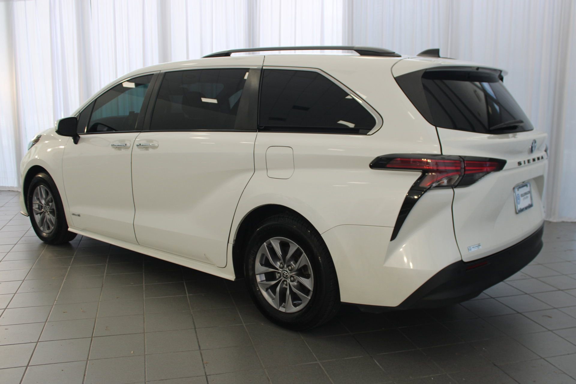 2021 Toyota Sienna XLE photo 3
