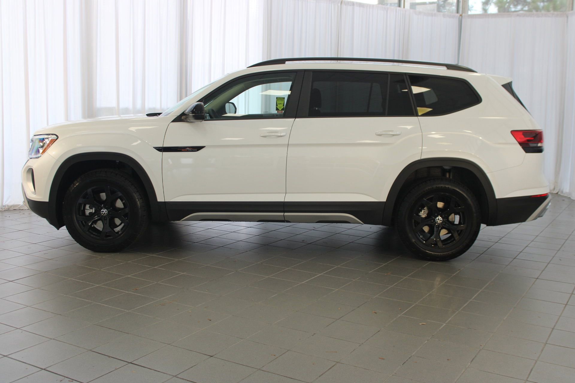 2026 Volkswagen Atlas Peak Edition SE photo 2
