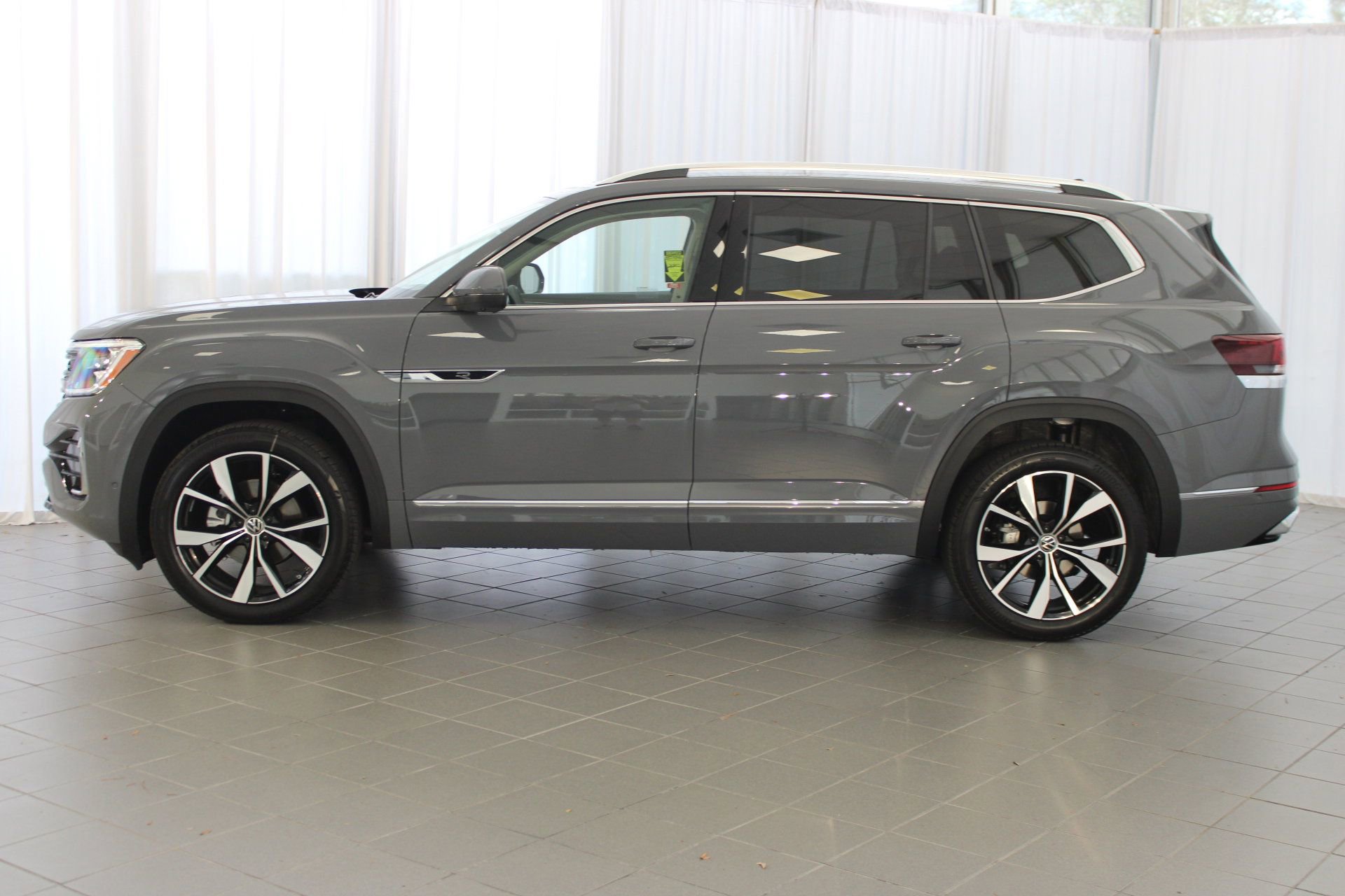 2026 Volkswagen Atlas SEL Premium R-Line photo 2