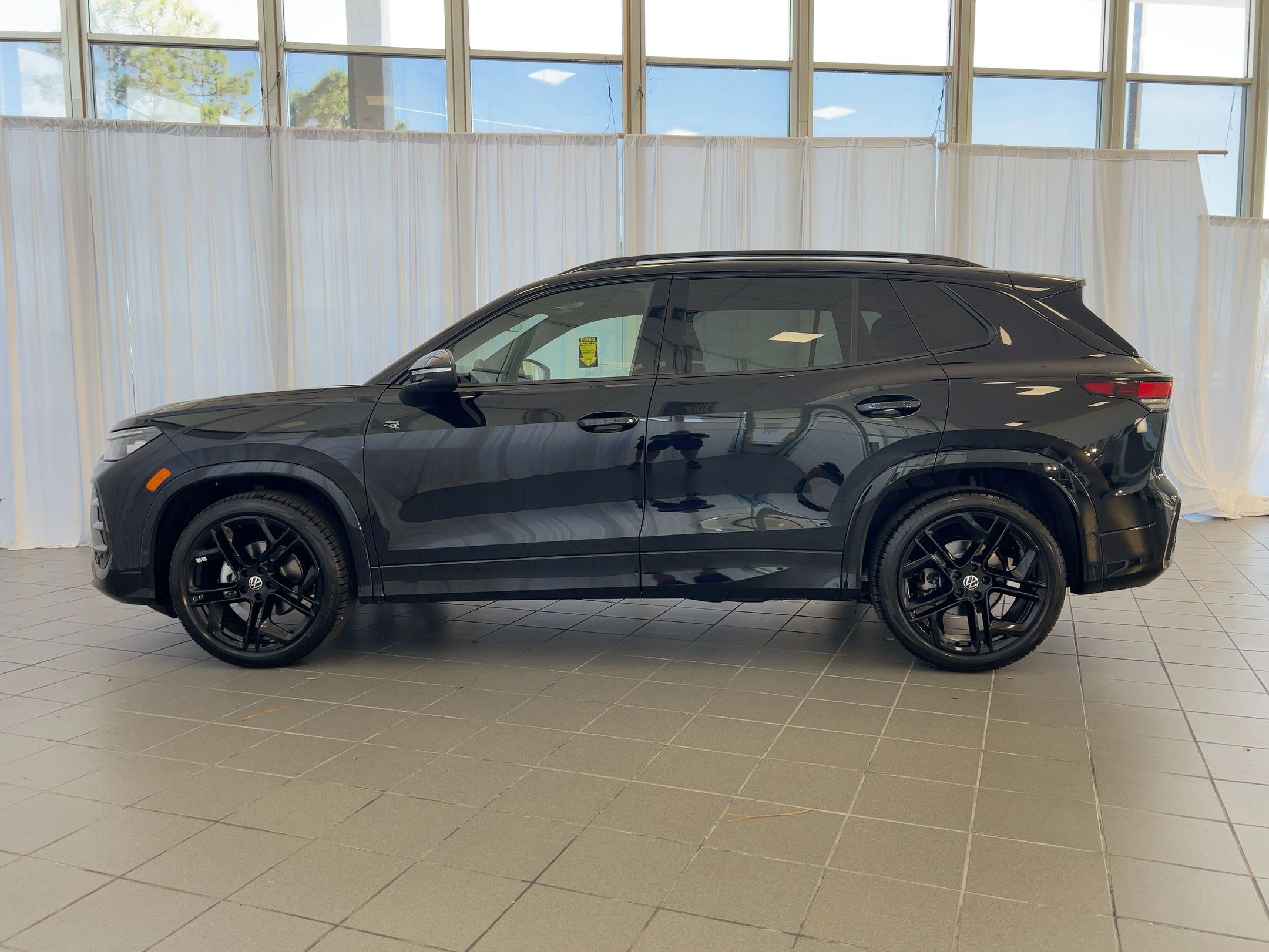 2026 Volkswagen Tiguan SE R-Line Black photo 2