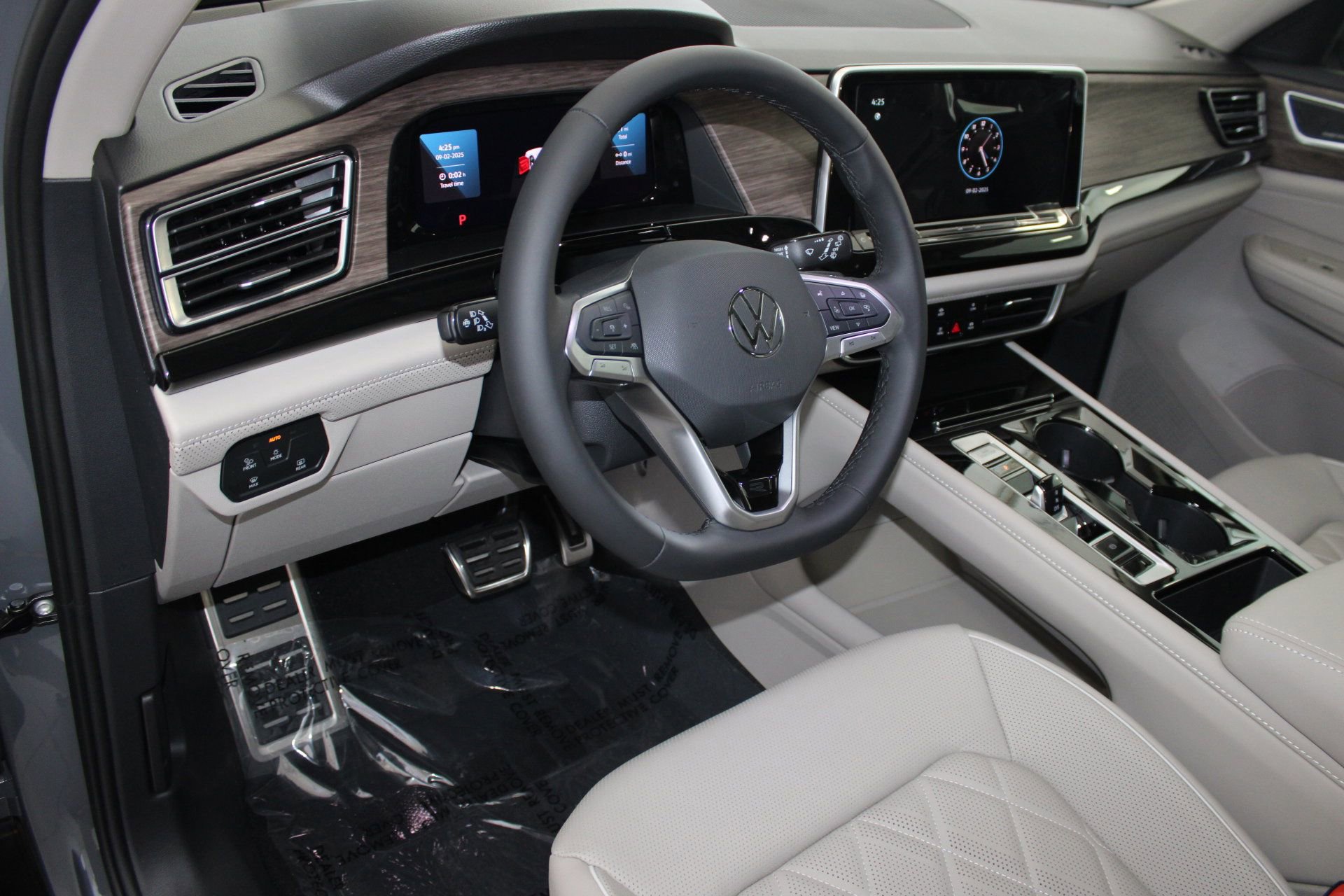 2026 Volkswagen Atlas SEL Premium R-Line photo 4