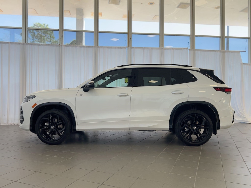 New 2026 Volkswagen Tiguan SE R-Line Black 2.0T SE R-Line Black 4MOTION