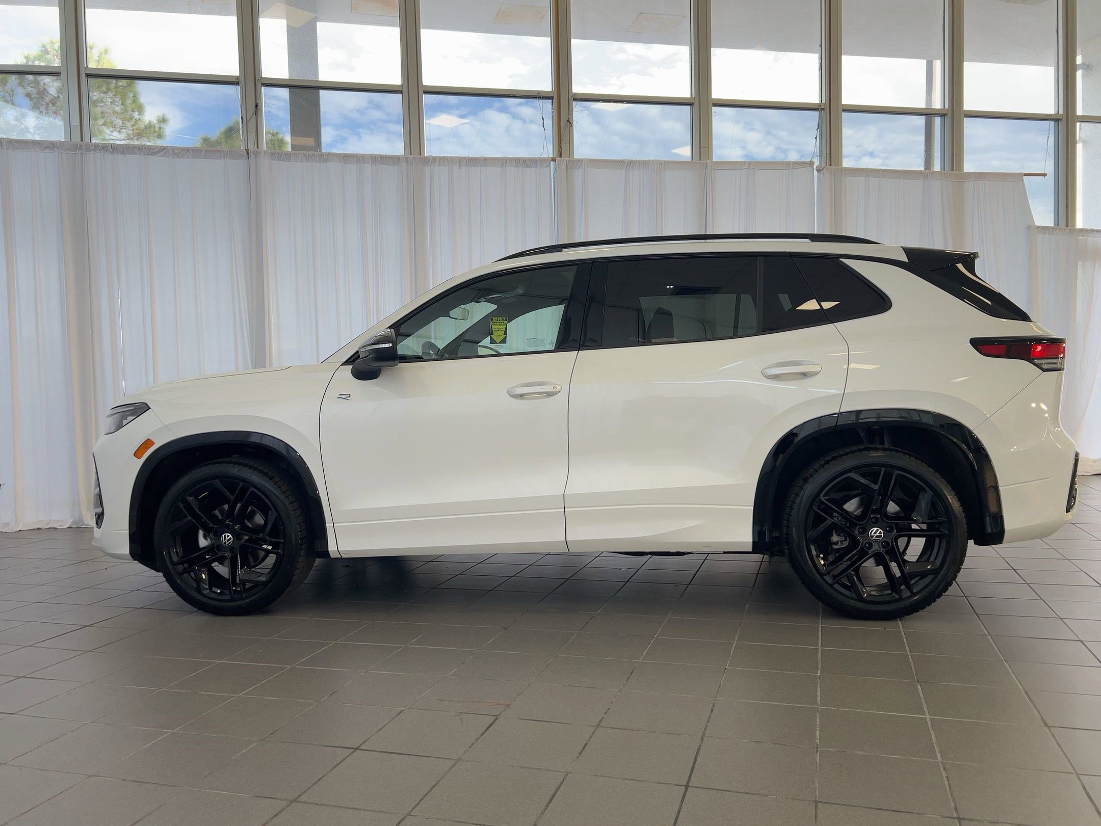 2026 Volkswagen Tiguan SE R-Line Black photo 2