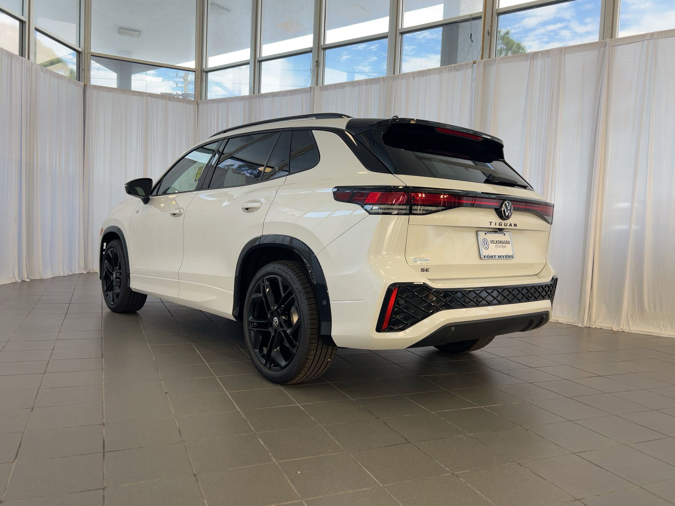 2026 Volkswagen Tiguan SE R-Line Black photo 3