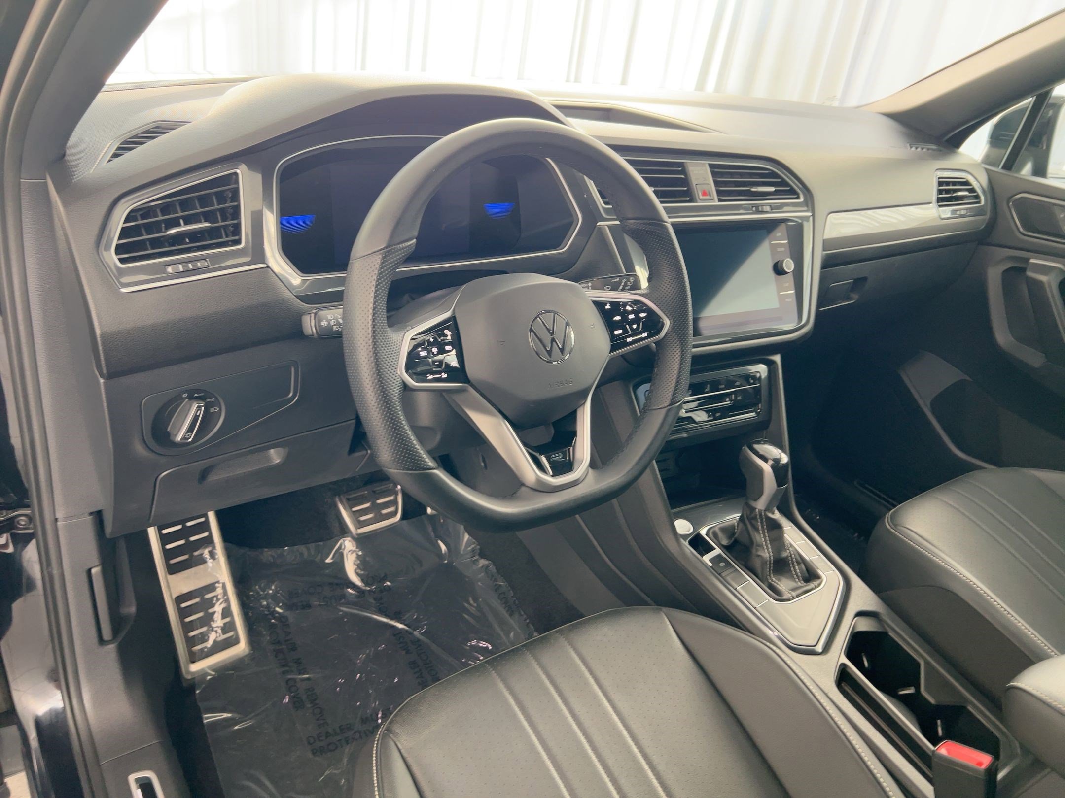 2023 Volkswagen Tiguan SE R-Line Black photo 4