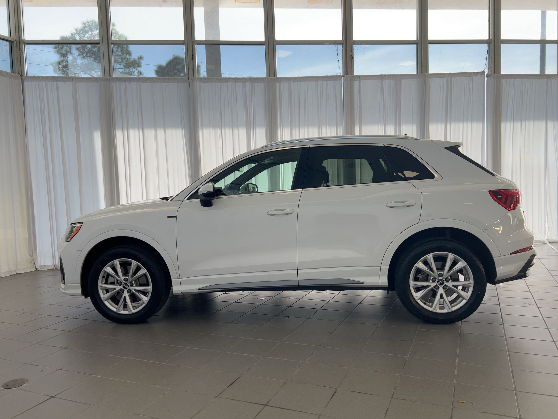 2021 Audi Q3 S line Premium 45 TFSI photo 2