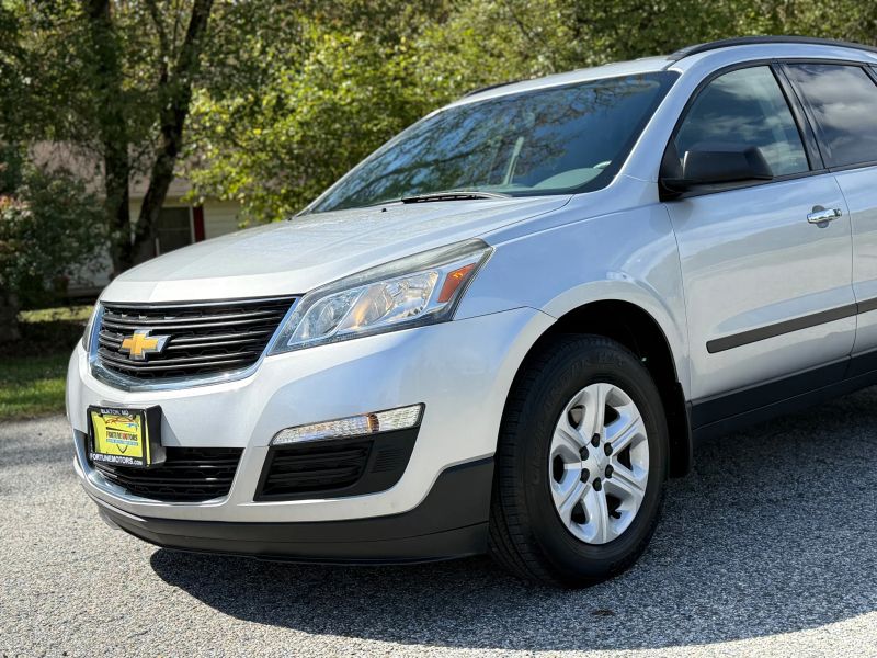 2017 Chevrolet Traverse LS photo 3