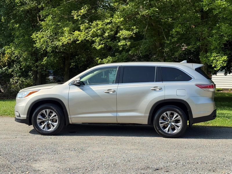 2016 Toyota Highlander LE Plus - Photo 8