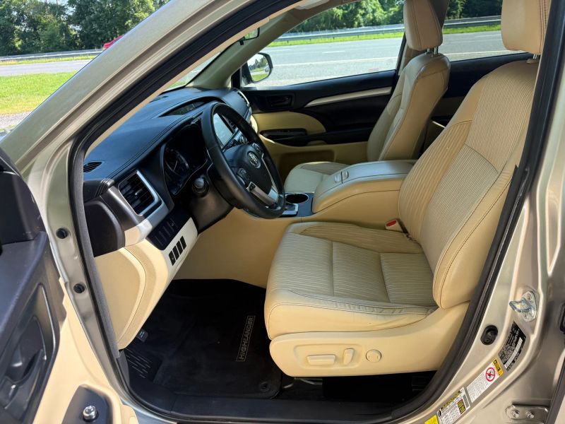 2016 Toyota Highlander LE Plus - Photo 10