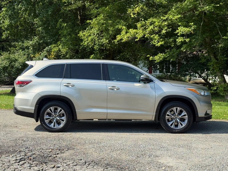 2016 Toyota Highlander LE Plus - Photo 9