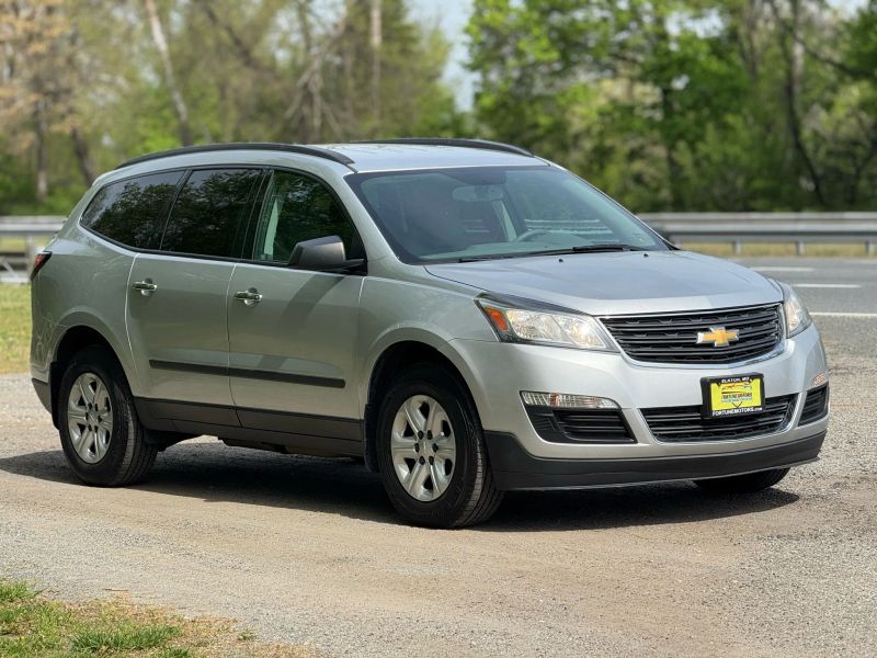 2017 Chevrolet Traverse LS photo 2