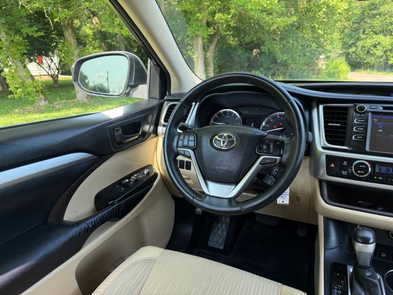 2016 Toyota Highlander LE Plus - Photo 11