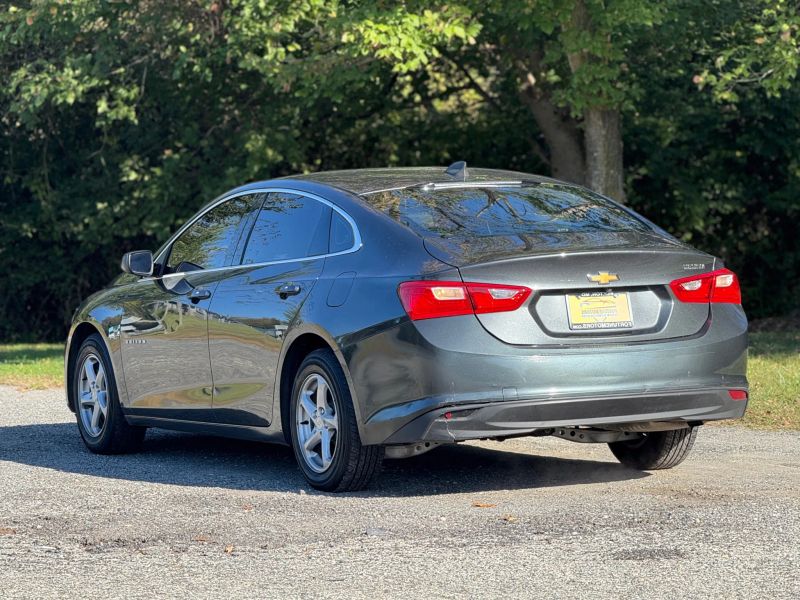 2018 Chevrolet Malibu LS photo 4