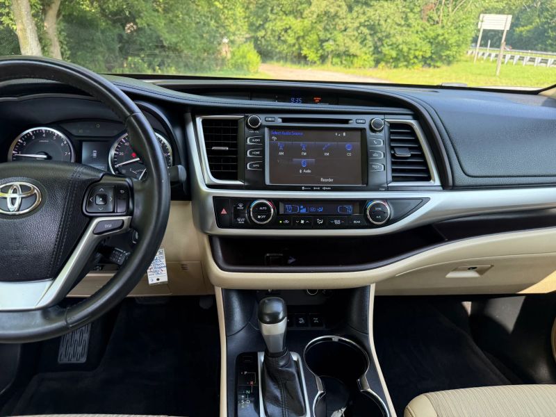 2016 Toyota Highlander LE Plus - Photo 14