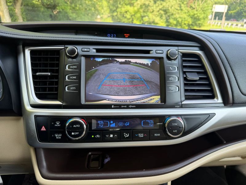 2016 Toyota Highlander LE Plus - Photo 16