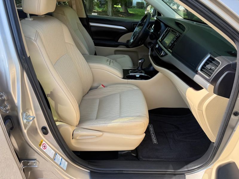 2016 Toyota Highlander LE Plus - Photo 18