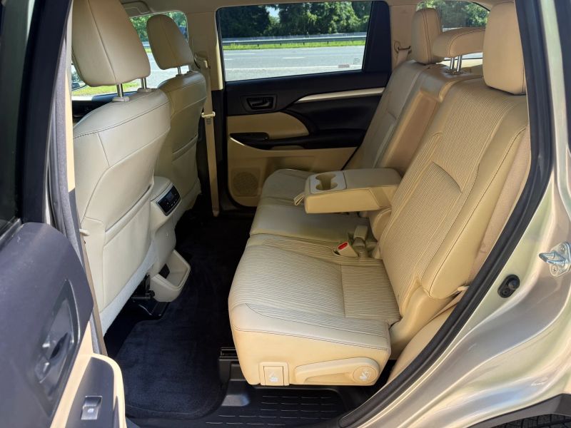 2016 Toyota Highlander LE Plus - Photo 20
