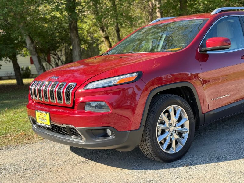 2015 Jeep Cherokee Limited Sport photo 4