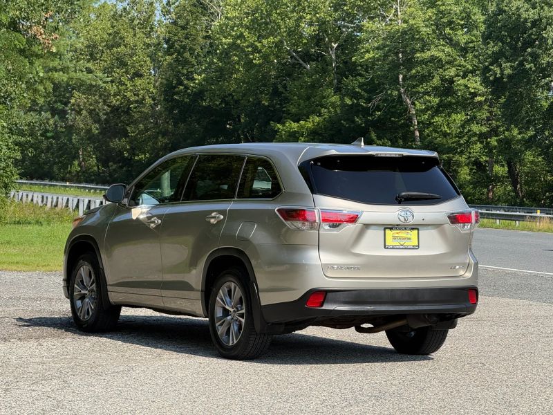 2016 Toyota Highlander LE Plus - Photo 7