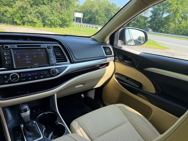 2016 Toyota Highlander LE Plus - Photo 17
