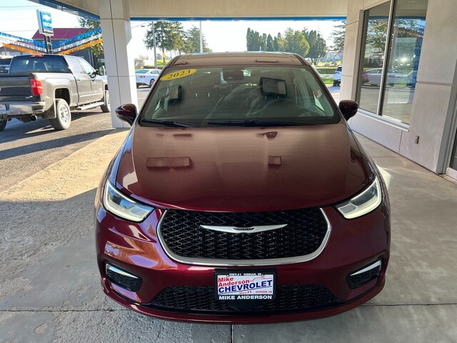 2023 Chrysler Pacifica Touring L photo 3