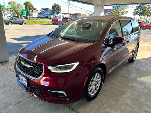 2023 Chrysler Pacifica Touring L photo 2