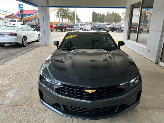 2023 Chevrolet Camaro 1LT photo 2