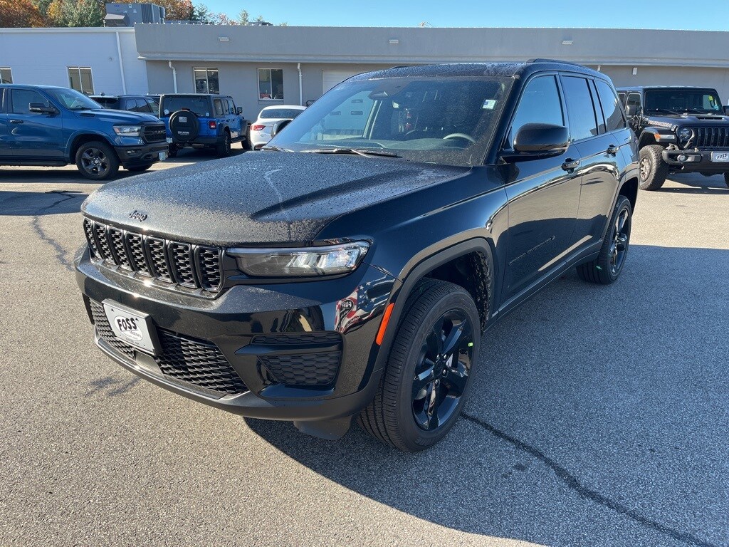 2025 Jeep Grand Cherokee Altitude photo 2
