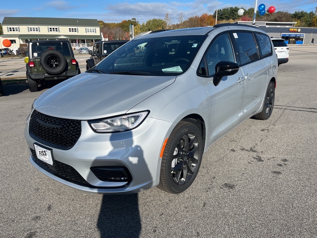 New 2026 Chrysler Pacifica LIMITED AWD Passenger Van