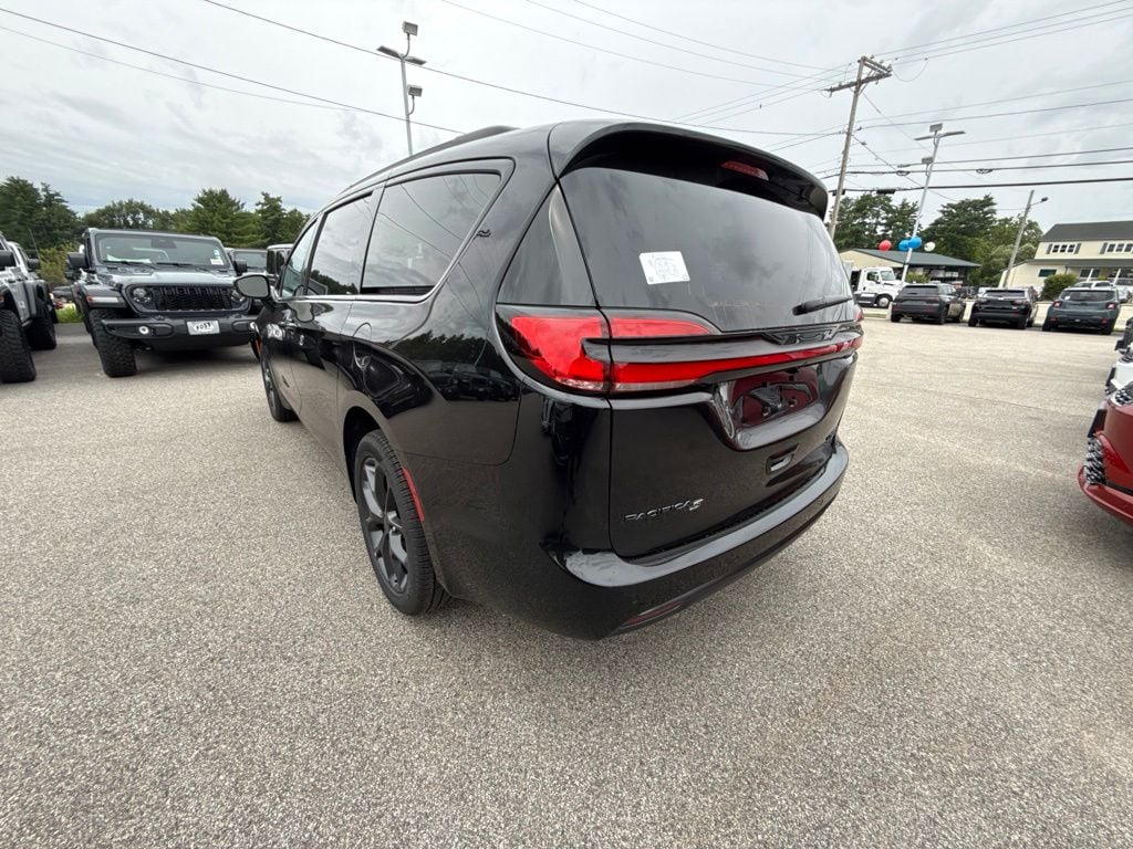 New 2027 Chrysler Pacifica LIMITED AWD Passenger Van