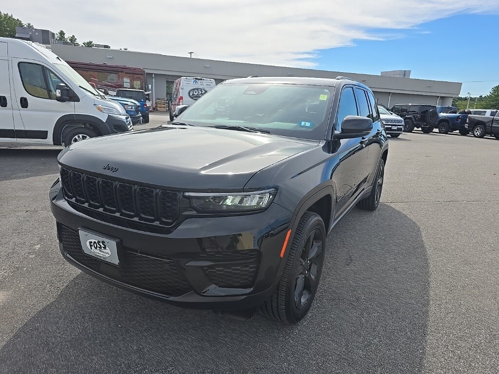 2025 Jeep Grand Cherokee Altitude X photo 3