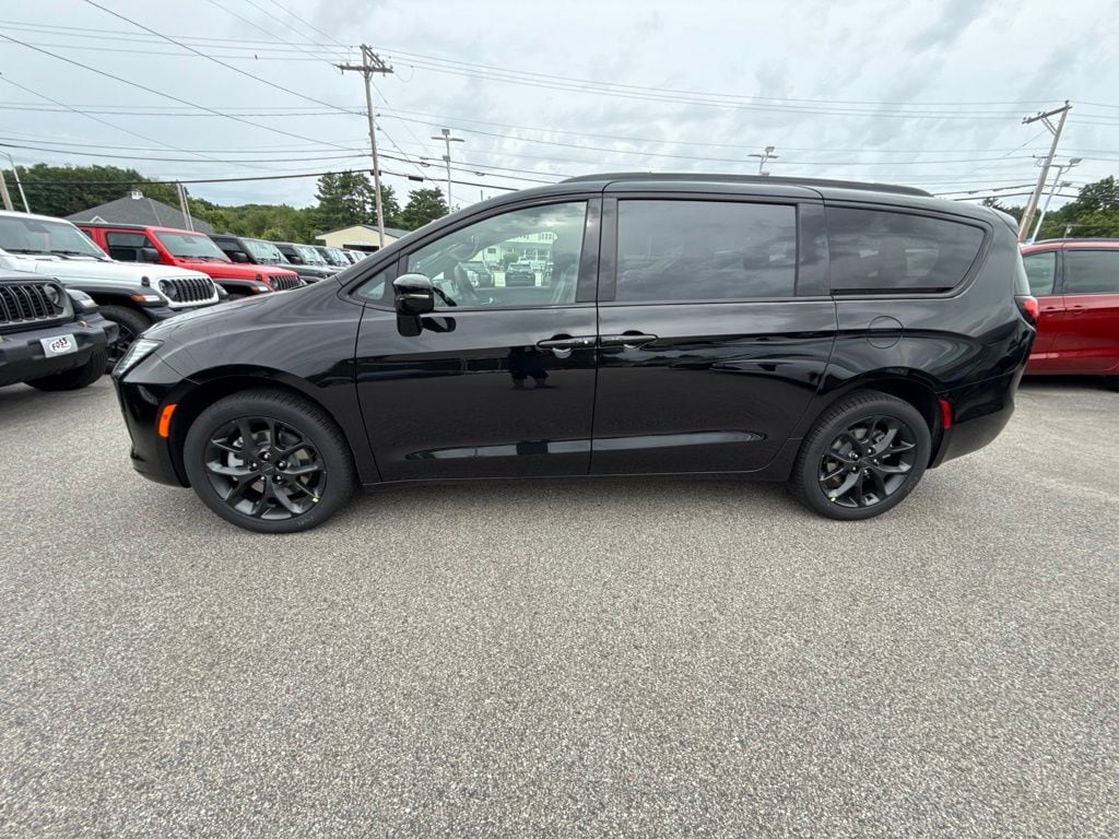 New 2027 Chrysler Pacifica LIMITED AWD Passenger Van