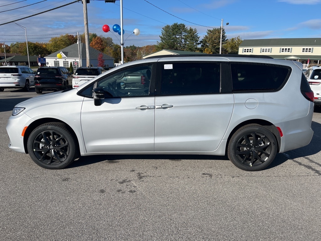 New 2026 Chrysler Pacifica LIMITED AWD Passenger Van