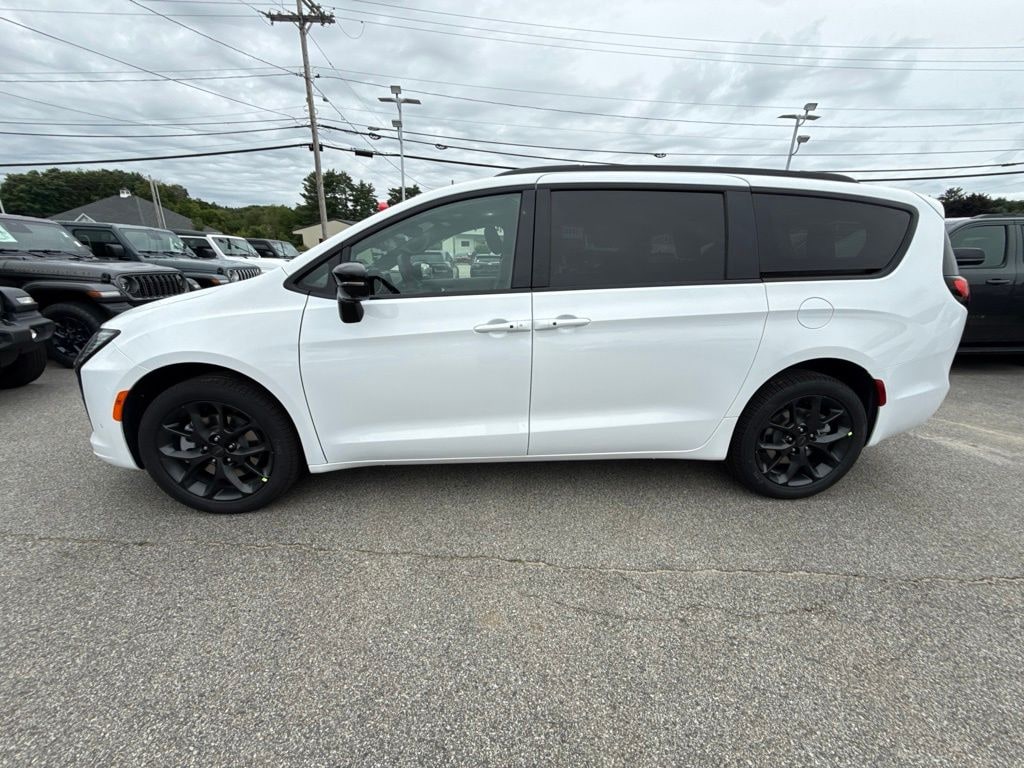 New 2027 Chrysler Pacifica LIMITED AWD Passenger Van