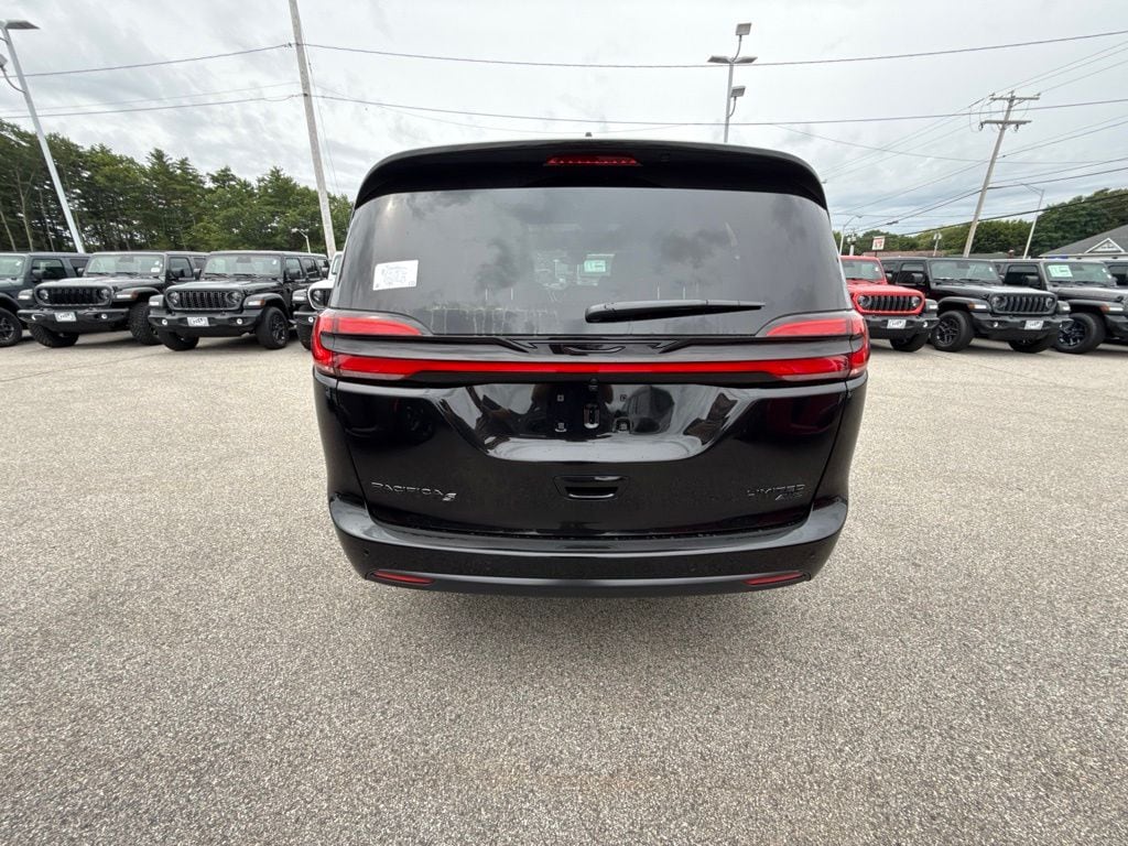 New 2027 Chrysler Pacifica LIMITED AWD Passenger Van