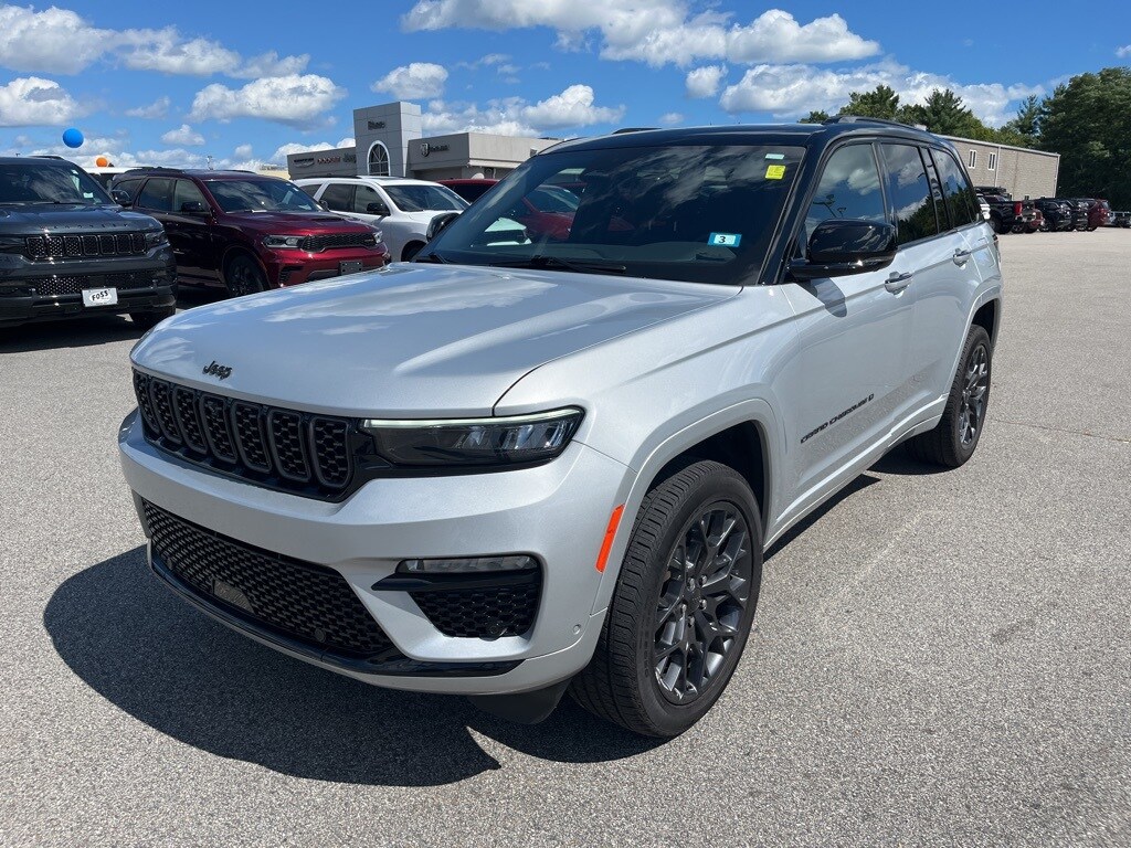 2025 Jeep Grand Cherokee Summit photo 3
