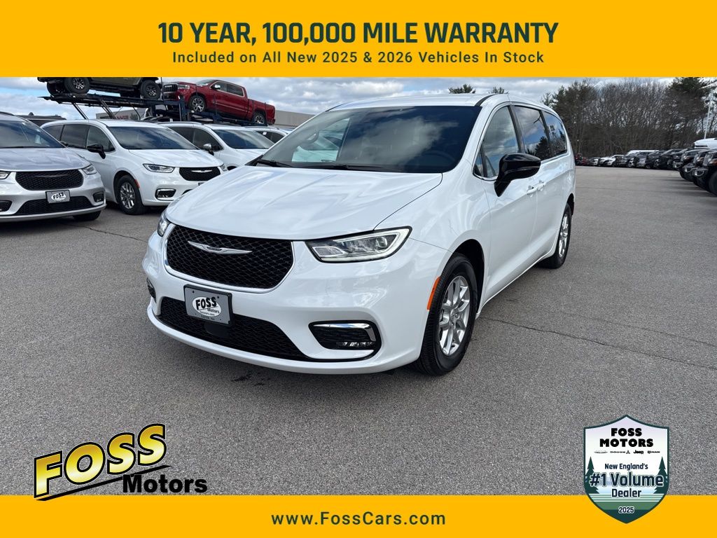 2026 Chrysler Pacifica Select's photo