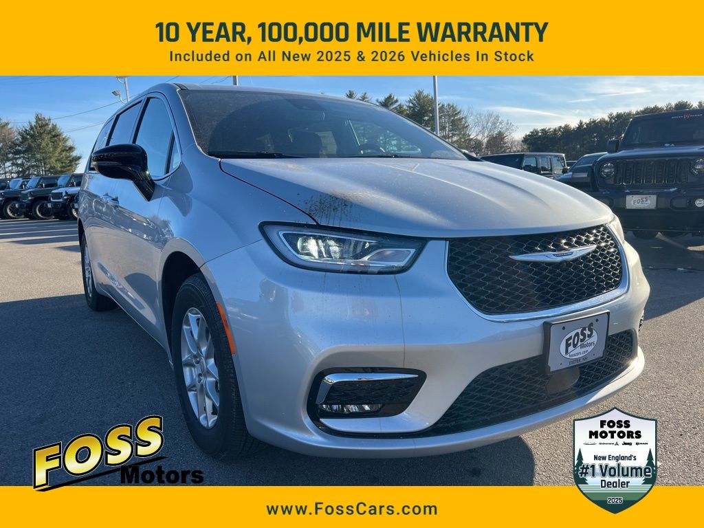2026 Chrysler Pacifica Select's photo