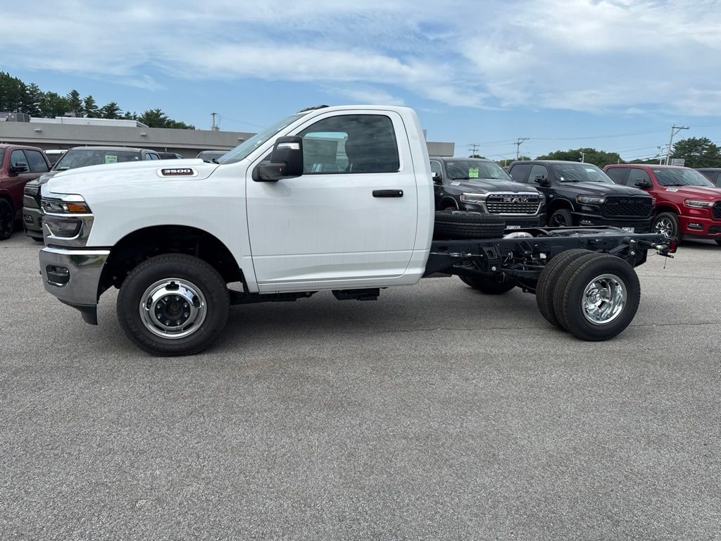 New 2026 Ram 3500 TRADESMAN CHASSIS REGULAR CAB 4X4 60' CA Pickup