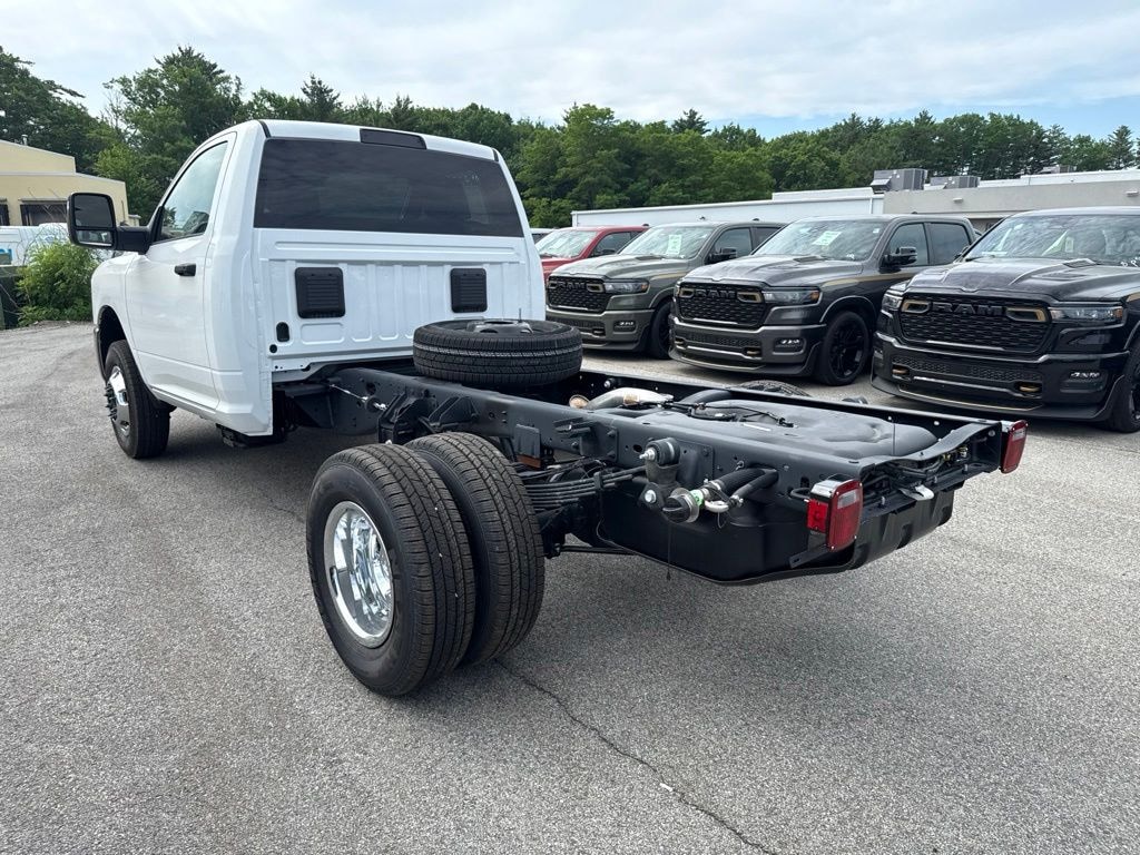 New 2026 Ram 3500 TRADESMAN CHASSIS REGULAR CAB 4X4 60' CA Pickup