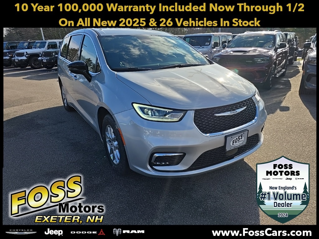 2026 Chrysler Pacifica Select's photo