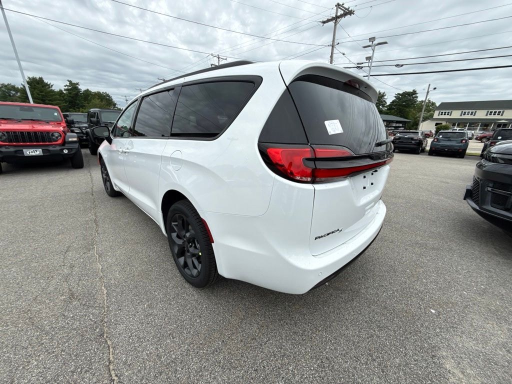 New 2027 Chrysler Pacifica LIMITED AWD Passenger Van