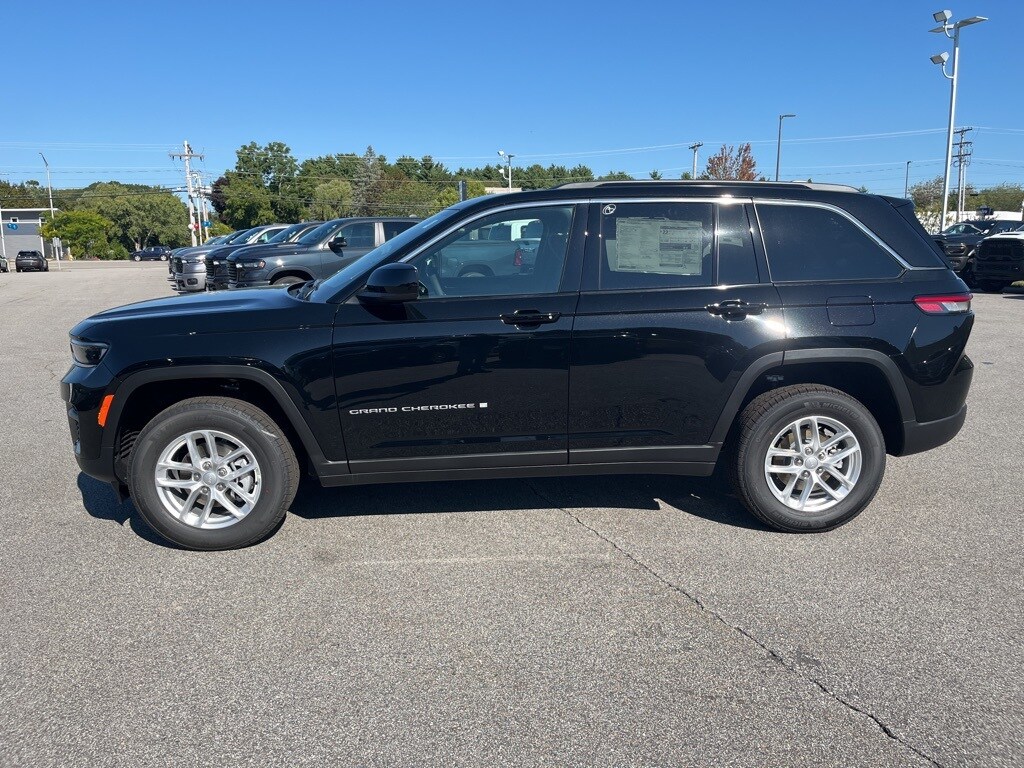 2025 Jeep Grand Cherokee Laredo Altitude photo 4