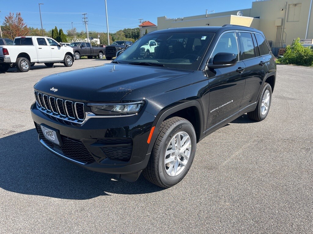 2025 Jeep Grand Cherokee Laredo Altitude photo 3