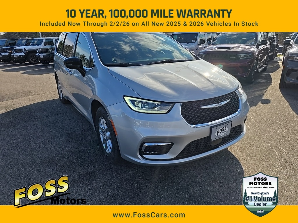 2026 Chrysler Pacifica Select's photo