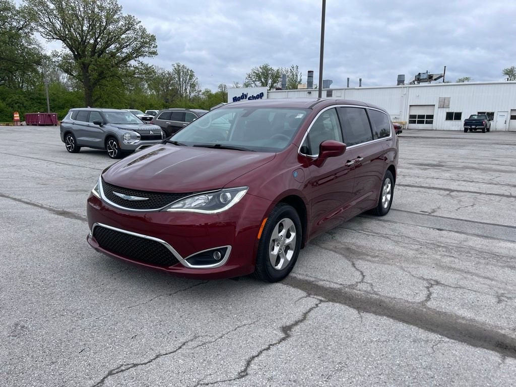 2020 Chrysler Pacifica Hybrid Touring's photo