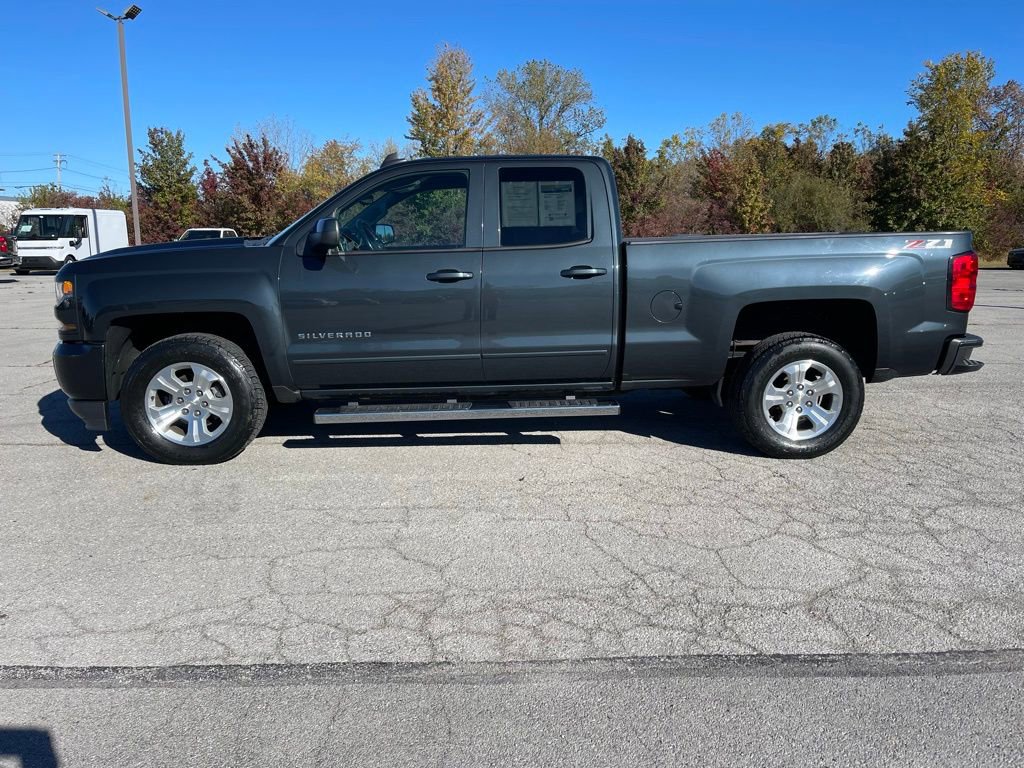 2019 Chevrolet Silverado LT photo 2