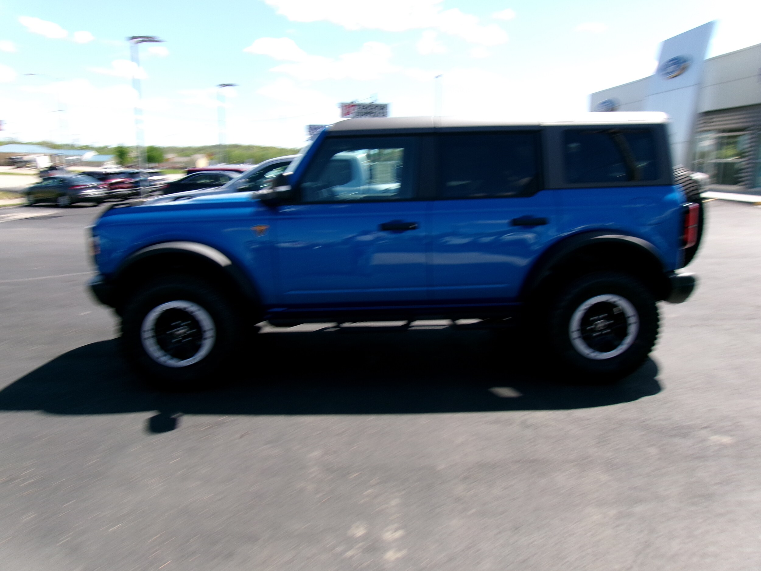 2024 Ford Bronco Badlands photo 2